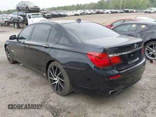 2013 BMW 7 Series 750Li z VIN WBAYE8C58DDE22378, wystawiony jako IAAI lot #42104967 z przebiegiem 156 421 mil mil oraz . Historia ofert i sprzedaży dostępna na DreamBid. Obrazek 3.
