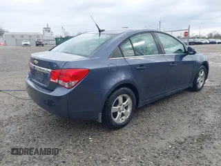 2014 Chevrolet Cruze 1LT z VIN 1G1PC5SB0E7213216, wystawiony jako IAAI lot #41955710 z przebiegiem 147 003 mil mil oraz . Historia ofert i sprzedaży dostępna na DreamBid. Obrazek 4.