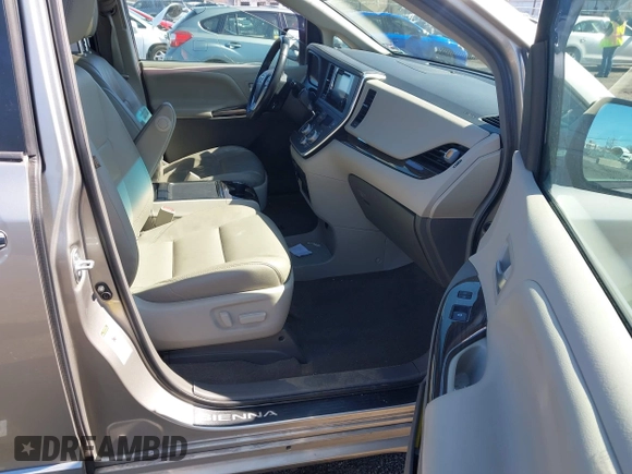 2017 Toyota Sienna XLE Auto Access Seat with VIN 5TDYZ3DC4HS862189, listed as a IAAI auction lot 41989366 with 58,879 mi miles. Bid and sale history available at carsss.com. Image 5.