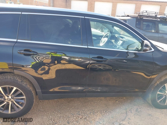 2019 Toyota Highlander SE with VIN 5TDJZRFH1KS603437, listed as a IAAI auction lot 41748341 with 67,814 mi miles. Bid and sale history available at carsss.com. Image 13.