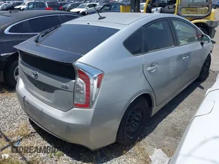 2013 Toyota Prius One z VIN JTDKN3DU0D5568623, wystawiony jako IAAI lot #42174939 z przebiegiem 134 684 mil mil oraz . Historia ofert i sprzedaży dostępna na DreamBid. Obrazek 4.