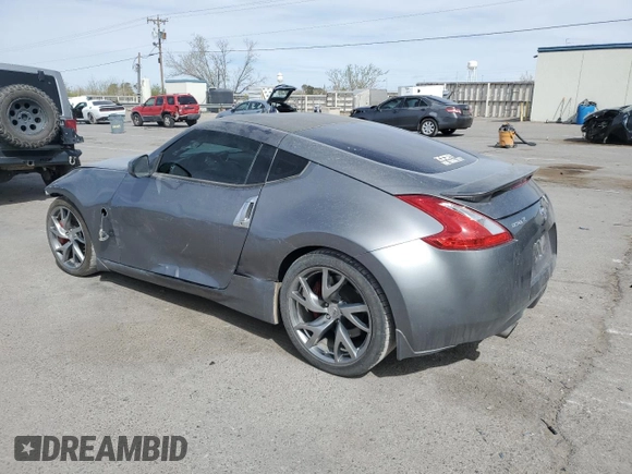 2014 Nissan 370Z z VIN JN1AZ4EH0EM630751, wystawiony jako Copart lot #51489825 z przebiegiem 125 107 mil mil oraz Czysty tytuł • Clean title. Historia ofert i sprzedaży dostępna na DreamBid. Obrazek 2.