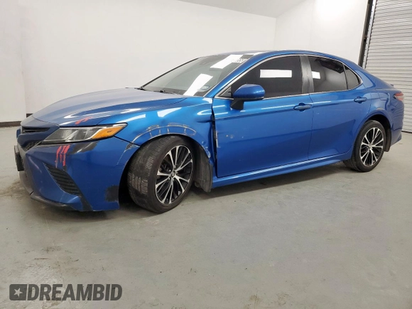 2018 Toyota Camry LE z VIN 4T1B11HK0JU080066, wystawiony jako Copart lot #56673055 z przebiegiem 253 741 mil mil oraz Czysty tytuł • Clean title. Historia ofert i sprzedaży dostępna na DreamBid. Obrazek 1.