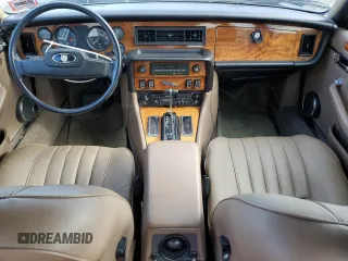 1986 Jaguar XJ z VIN SAJAV1341GC458926, wystawiony jako Copart lot #73985024 z przebiegiem 73 337 mil mil oraz Czysty tytuł • Clean title. Historia ofert i sprzedaży dostępna na DreamBid. Obrazek 8.