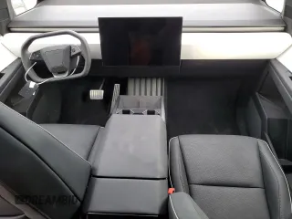 2024 Tesla Cybertruck z VIN 7G2CEHED4RA013156, wystawiony jako Copart lot #77332004 z przebiegiem 1 808 mil mil oraz Nie do naprawy • Non repairable. Historia ofert i sprzedaży dostępna na DreamBid. Obrazek 8.