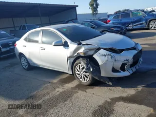 2018 Toyota Corolla L z VIN 5YFBURHE8JP742378, wystawiony jako IAAI lot #41505842 z przebiegiem 128 026 mil mil oraz . Historia ofert i sprzedaży dostępna na DreamBid. Obrazek 1.