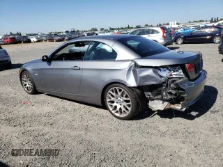 2008 BMW 3 Series 328i z VIN WBAWR33538P152346, wystawiony jako Copart lot #57101985 z przebiegiem 131 504 mil mil oraz Szkoda całkowita • Salvage title. Historia ofert i sprzedaży dostępna na DreamBid. Obrazek 2.