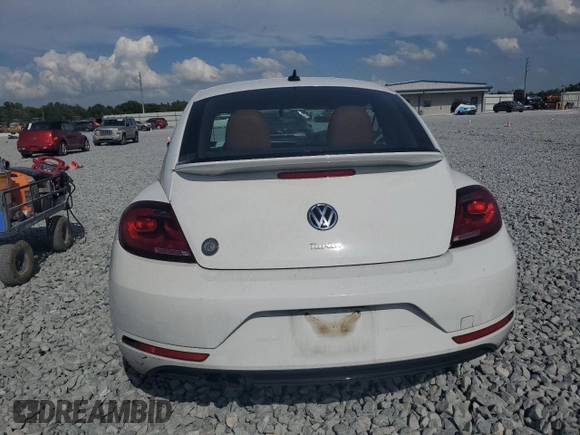 2017 Volkswagen Beetle Fleet z VIN 3VWF17AT4HM625936, wystawiony jako Copart lot #52192265 z przebiegiem 109 113 mil mil oraz Czysty tytuł • Clean title. Historia ofert i sprzedaży dostępna na DreamBid. Obrazek 6.