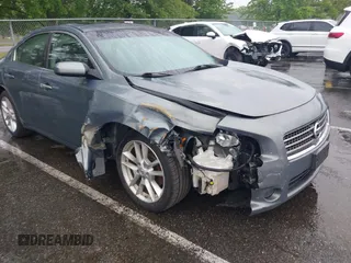 2009 Nissan Maxima S z VIN 1N4AA51E09C847451, wystawiony jako IAAI lot #42450770 z przebiegiem 143 577 mil mil oraz . Historia ofert i sprzedaży dostępna na DreamBid. Obrazek 1.