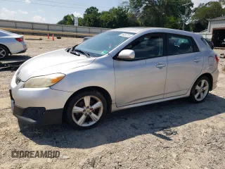 2009 Toyota Matrix S z VIN 2T1KE40EX9C023978, wystawiony jako Copart lot #66453715 z przebiegiem 168 058 mil mil oraz Czysty tytuł • Clean title. Historia ofert i sprzedaży dostępna na DreamBid. Obrazek 1.