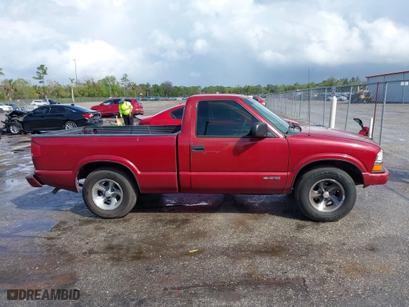 2000 Chevrolet S-10 LS with VIN 1GCCS1444YK167617, listed as a IAAI auction lot 41612272 with 115,900 mi miles. Bid and sale history available at carsss.com. Image 13.