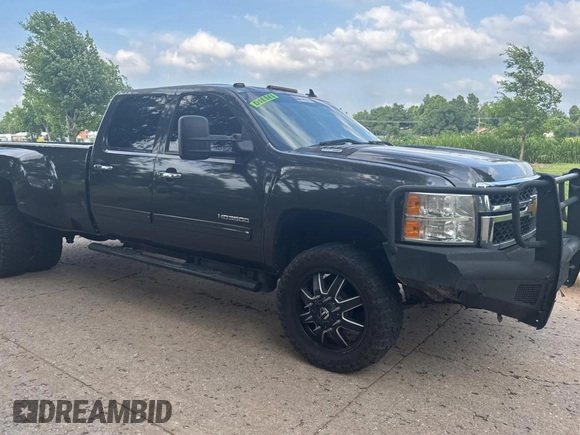 2014 Chevrolet Silverado 3500HD LTZ z VIN 1GC4K1C89EF132357, wystawiony jako Copart lot #59632865 z przebiegiem 218 735 mil mil oraz Czysty tytuł • Clean title. Historia ofert i sprzedaży dostępna na DreamBid. Obrazek 1.