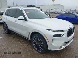 2025 BMW X7 xDrive40i z VIN 5UX23EM02S9X14569, wystawiony jako IAAI lot #41434467 z przebiegiem 7046 mil mil oraz . Historia ofert i sprzedaży dostępna na DreamBid. Obrazek 1.