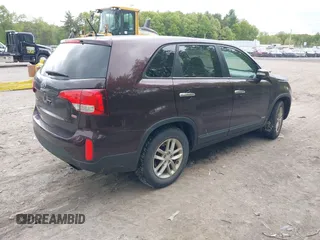 2014 Kia Sorento LX z VIN 5XYKTCA64EG456833, wystawiony jako IAAI lot #42332635 z przebiegiem 165 521 mil mil oraz . Historia ofert i sprzedaży dostępna na DreamBid. Obrazek 4.