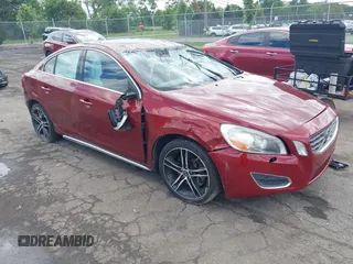 2013 Volvo S60 T6 R-Design Platinum z VIN YV1902FH1D2176480, wystawiony jako IAAI lot #42329476 z przebiegiem 142 808 mil mil oraz . Historia ofert i sprzedaży dostępna na DreamBid. Obrazek 1.