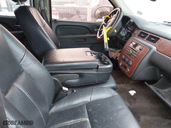 2010 Chevrolet Suburban LS with VIN 1GNUKHE37AR203811, listed as a IAAI auction lot 41304431 with 999,999 mi miles. Bid and sale history available at carsss.com. Image 5.
