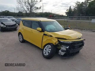 2020 Kia Soul S with VIN KNDJ23AU2L7106835, listed as a IAAI auction lot 40900143 with 61,570 mi miles. Bid and sale history available at carsss.com. Image 1.