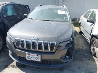 2020 Jeep Cherokee Latitude Plus z VIN 1C4PJLLB9LD605920, wystawiony jako IAAI lot #41905767 z przebiegiem 63 826 mil mil oraz . Historia ofert i sprzedaży dostępna na DreamBid. Obrazek 12.