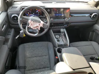 2024 Chevrolet Colorado 4WD Z71 with VIN 1GCPTDEK0R1112392, listed as a Copart auction lot 77392414 with 5,557 mi miles and Salvage Title. Bid and sale history available at carsss.com. Image 8.