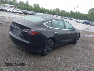 2018 Tesla Model 3 Long Range Battery z VIN 5YJ3E1EB7JF070600, wystawiony jako IAAI lot #42324240 z przebiegiem 68 804 mil mil oraz . Historia ofert i sprzedaży dostępna na DreamBid. Obrazek 4.