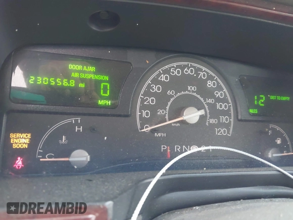 2003 Lincoln Town Car Signature z VIN 1LNHM82W13Y640985, wystawiony jako IAAI lot #42294241 z przebiegiem 230 556 mil mil oraz . Historia ofert i sprzedaży dostępna na DreamBid. Obrazek 7.