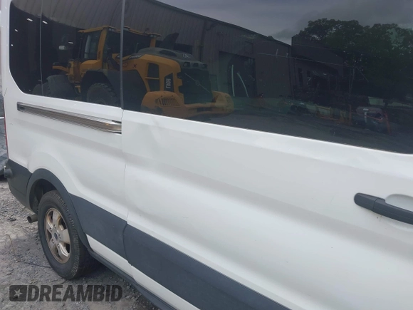 2020 Ford Transit Passenger XL z VIN 1FBAX2CG9LKA95093, wystawiony jako IAAI lot #42292375 z przebiegiem 53 912 mil mil oraz . Historia ofert i sprzedaży dostępna na DreamBid. Obrazek 19.