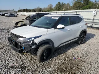 2024 Kia Seltos SX z VIN KNDETCA74R7475682, wystawiony jako Copart lot #50209985 z przebiegiem 34 847 mil mil oraz Szkoda całkowita • Salvage title. Historia ofert i sprzedaży dostępna na DreamBid. Obrazek 1.