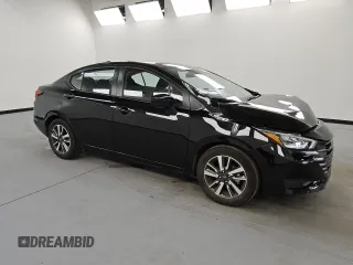 2025 Nissan Versa SV z VIN 3N1CN8EV0SL845120, wystawiony jako Copart lot #59842905 z przebiegiem 9 812 mil mil oraz Czysty tytuł • Clean title. Historia ofert i sprzedaży dostępna na DreamBid. Obrazek 4.