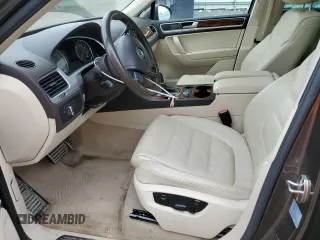 2013 Volkswagen Touareg Exec с VIN WVGEF9BP4DD007109, выставлен на аукционе Copart как лот 58890665 с пробегом 157 286 миль миль и Списание • Salvage title. История ставок и продаж доступна на DreamBid. Изображение 7.