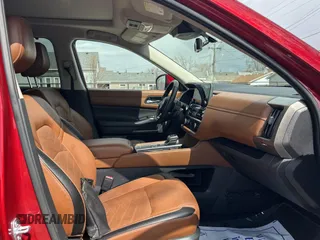 2023 Nissan Pathfinder Platinum z VIN 5N1DR3DH1PC265961, wystawiony jako Copart lot #50937965 z przebiegiem 20 268 mil mil oraz Czysty tytuł • Clean title. Historia ofert i sprzedaży dostępna na DreamBid. Obrazek 5.