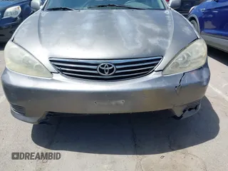 2005 Toyota Camry STD z VIN 4T1BE32K95U556765, wystawiony jako IAAI lot #42288424 z przebiegiem 232 413 mil mil oraz . Historia ofert i sprzedaży dostępna na DreamBid. Obrazek 13.