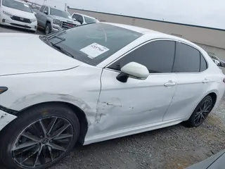 2022 Toyota Camry SE z VIN 4T1G11AK4NU675377, wystawiony jako IAAI lot #42057960 z przebiegiem 46 936 mil mil oraz . Historia ofert i sprzedaży dostępna na DreamBid. Obrazek 15.