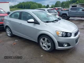 2016 Chevrolet Sonic LTZ z VIN 1G1JE5SB6G4142446, wystawiony jako IAAI lot #42362230 z przebiegiem 126 546 mil mil oraz . Historia ofert i sprzedaży dostępna na DreamBid. Obrazek 1.