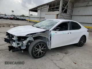 2022 Toyota Camry SE z VIN 4T1G11AKXNU713081, wystawiony jako Copart lot #54267675 z przebiegiem 30 357 mil mil oraz Szkoda całkowita • Salvage title. Historia ofert i sprzedaży dostępna na DreamBid. Obrazek 1.