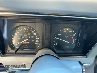1982 Chevrolet Corvette z VIN 1G1AY8789C5101514, wystawiony jako Copart lot #87106344 z przebiegiem 3 012 mil mil oraz Czysty tytuł • Clean title. Historia ofert i sprzedaży dostępna na DreamBid. Obrazek 8.
