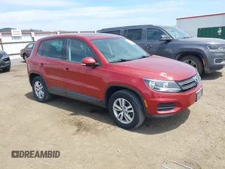 2012 Volkswagen Tiguan LE z VIN WVGAV7AX5CW097459, wystawiony jako IAAI lot #42526659 z przebiegiem 158 634 mil mil oraz . Historia ofert i sprzedaży dostępna na DreamBid. Obrazek 1.