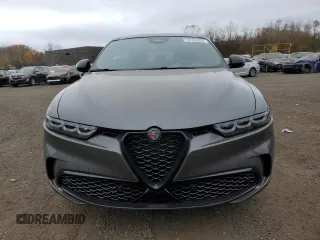 2024 Alfa Romeo Tonale Veloce z VIN ZASPATDW8R3078117, wystawiony jako Copart lot #78183494 z przebiegiem 2779 mil mil oraz Szkody całkowita. Historia ofert i sprzedaży dostępna na DreamBid. Obrazek 5.