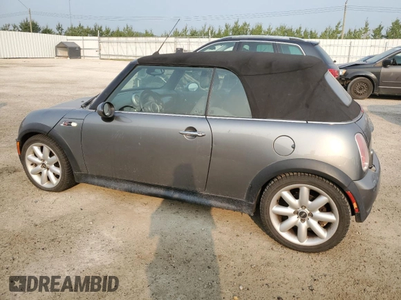 2005 MINI Convertible S z VIN WMWRH33535TF83436, wystawiony jako Copart lot #63962304 z przebiegiem 246 932 mil mil oraz Szkoda całkowita • Salvage title. Historia ofert i sprzedaży dostępna na DreamBid. Obrazek 2.