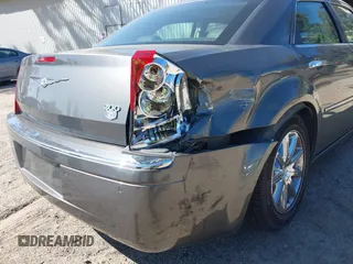 2008 Chrysler 300 C Hemi z VIN 2C3LA63H08H119760, wystawiony jako IAAI lot #41578898 z przebiegiem 240 531 mil mil oraz . Historia ofert i sprzedaży dostępna na DreamBid. Obrazek 12.