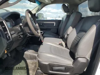 2020 Ram 1500 Tradesman z VIN 3C6JR6DT2LG164598, wystawiony jako Copart lot #53727815 z przebiegiem 141 335 mil mil oraz Czysty tytuł • Clean title. Historia ofert i sprzedaży dostępna na DreamBid. Obrazek 7.