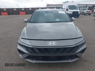2025 Hyundai Elantra SEL Convenience z VIN KMHLS4DG4SU925278, wystawiony jako IAAI lot #42520321 z przebiegiem 13 936 mil mil oraz . Historia ofert i sprzedaży dostępna na DreamBid. Obrazek 12.