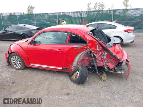 2019 Volkswagen Beetle S с VIN 3VWFD7AT0KM720833, выставлен на аукционе IAAI как лот 40231743 с пробегом 38 227 миль миль и . История ставок и продаж доступна на DreamBid. Изображение 14.