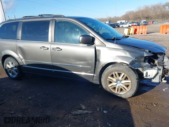 2010 Chrysler Town & Country Touring z VIN 2A4RR5D19AR298644, wystawiony jako IAAI lot #41804796 z przebiegiem 206 439 mil mil oraz . Historia ofert i sprzedaży dostępna na DreamBid. Obrazek 14.