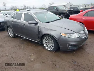 2011 Lincoln MKS z VIN 1LNHL9DR6BG603256, wystawiony jako IAAI lot #41956836 z przebiegiem 98 394 mil mil oraz . Historia ofert i sprzedaży dostępna na DreamBid. Obrazek 1.