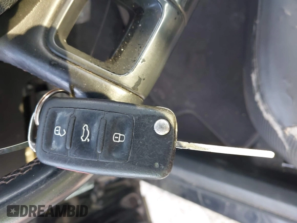 2013 Volkswagen Beetle 2.5L w/Sun/Sound/Nav с VIN 3VWJP7AT7DM677581, выставлен на аукционе IAAI как лот 42429868 с пробегом Не указан миль и . История ставок и продаж доступна на DreamBid. Изображение 11.