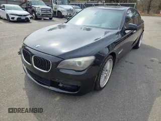 2012 BMW 7 Series 750i z VIN WBAKA8C56CCY3793, wystawiony jako Copart lot #49264245 z przebiegiem 118 295 mil mil oraz Czysty tytuł • Clean title. Historia ofert i sprzedaży dostępna na DreamBid. Obrazek 2.