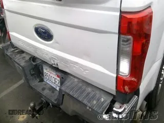 2017 Ford F-250 XL z VIN 1FT7W2AT5HEB65817, wystawiony jako IAAI lot #42435065 z przebiegiem 189 211 mil mil oraz . Historia ofert i sprzedaży dostępna na DreamBid. Obrazek 1.