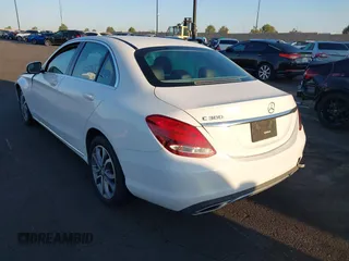 2017 Mercedes-Benz C 300 z VIN 55SWF4JB7HU200532, wystawiony jako IAAI lot #42207648 z przebiegiem 132 247 mil mil oraz . Historia ofert i sprzedaży dostępna na DreamBid. Obrazek 3.