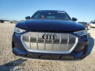 2022 Audi e-tron Premium Plus z VIN WA1LAAGE8NB030872, wystawiony jako Copart lot #72593972 z przebiegiem 4 896 mil mil oraz . Historia ofert i sprzedaży dostępna na DreamBid. Obrazek 5.