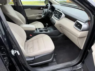2016 Kia Sorento LX z VIN 5XYPGDA5XGG093643, wystawiony jako Copart lot #58532255 z przebiegiem 185 257 mil mil oraz Czysty tytuł • Clean title. Historia ofert i sprzedaży dostępna na DreamBid. Obrazek 5.
